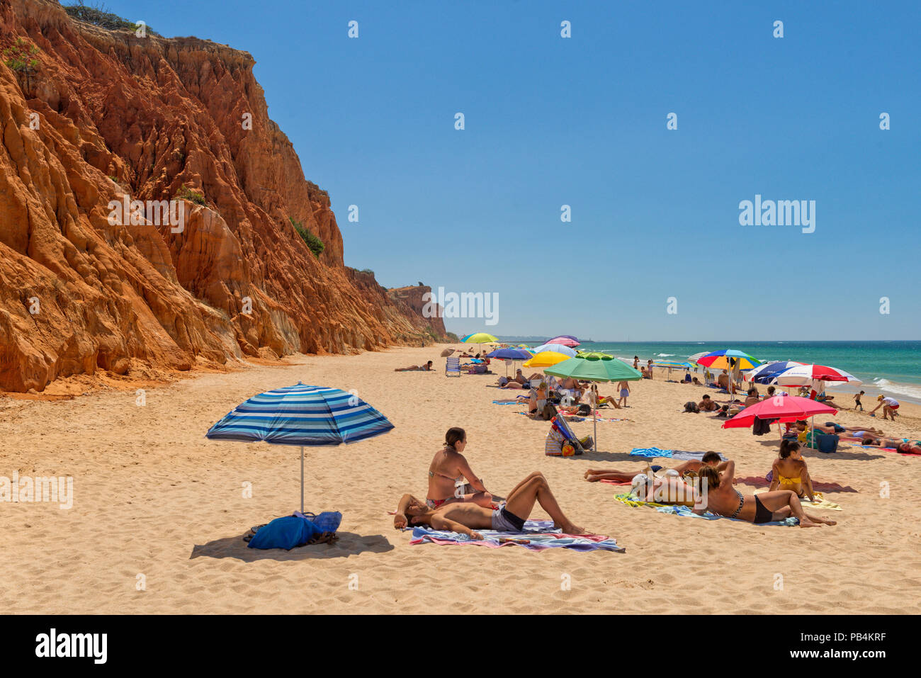 Praia da Falésia Strand in der Nähe von Albufeira, Algarve, Portugal Stockfoto