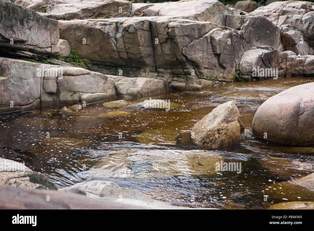 Rapids von frischem Wasser aus jüngsten Stürme erstellt eine Ansicht, die in der Natur majestätisch. Stockfoto