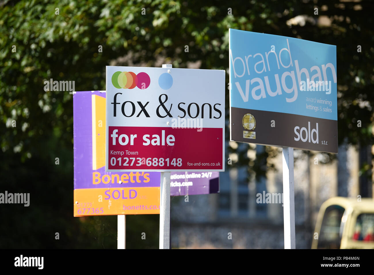 Immobilienmakler Boards von Fuchs & Söhne, Lila Ziegel, Bonnetts und Marke Vaughan außerhalb Eigenschaften für Verkauf in Brighton Stockfoto