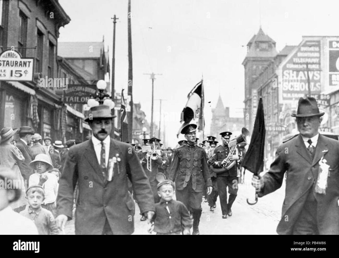 . Englisch: italienischen Reservisten Leben in Toronto, in den Krieg zu gehen, nach unten marschieren Yonge Street, gerade unter Gerrard Street nach Norden (Toronto, Kanada) Français: Des réservistes Italiens de Toronto qui s'en vont à la guerre Nachkomme la rue Yonge, juste au Sud de la rue Gerard (Foto hebeln Vers le Nord), Toronto (Kanada) Italiano: Riservisti italiani residenti ein Toronto si presentano pro combattere Contro gli Imperi centrali al tempo della Grande Guerra. Zwischen 1914 und 1919 817 italienischen Reservisten Leben in Toronto Stockfoto