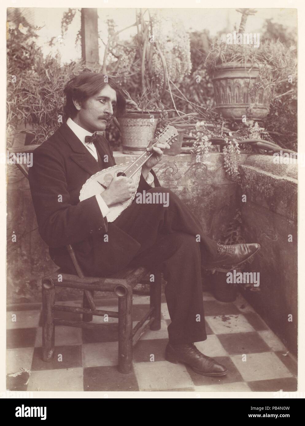 Mico Lo Giudice-Berbiredolu 'Il mago del Mandolino". Artist: Wilhelm von Gloeden (Italienisch, geboren in Deutschland, 1886-1931). Abmessungen: 22,3 x 16,9 cm. (8 3/4 x 6 5/8 in.). Datum: 1890S-1900s. Museum: Metropolitan Museum of Art, New York, USA. Stockfoto