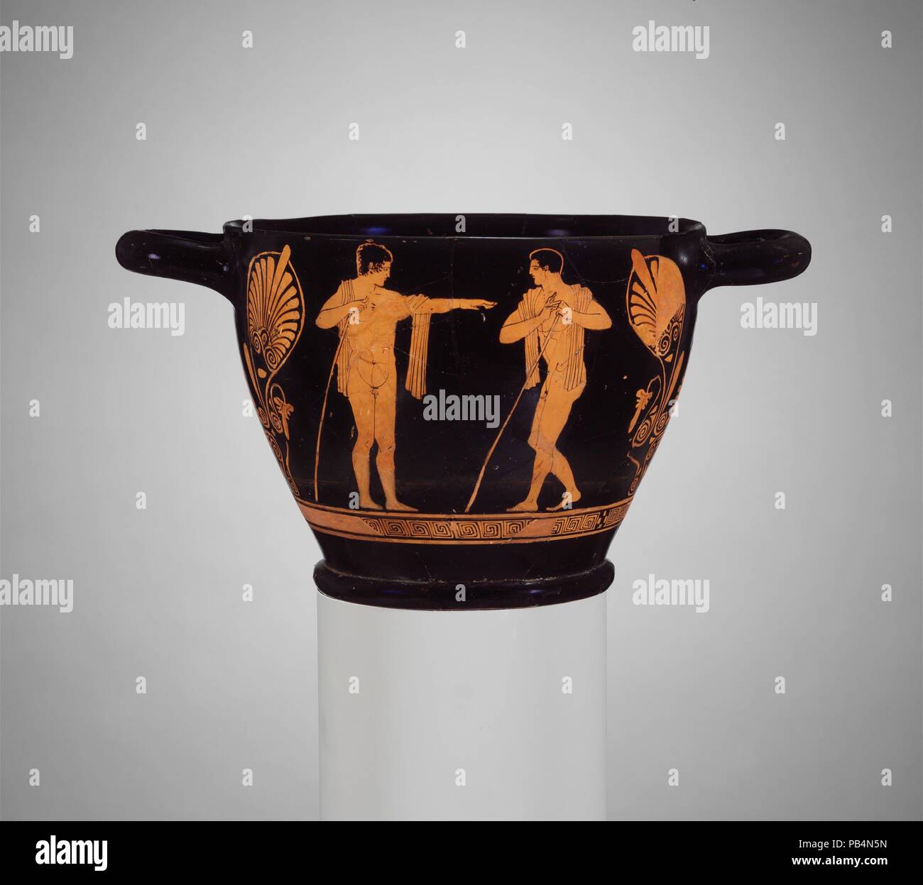Terrakotta skyphos (tiefe Trinkbecher). Kultur: Griechisch, Dachboden. Abmessungen: H.7. (17,8 cm) Durchmesser 9in. (22,9 cm). Datum: Ca. 450 v. Chr.. Vorderseite, Jugend und man Rückwärts, zwei Jugendliche die Zahlen hier nicht der Eindruck von Menschen in Bewegung, sondern der animierte Skulpturen geben. Ihre Proportionen und Haltungen - zwei Öffnen mit ausgestreckten Armen, zwei geschlossen -- die Dekoration eine Ungewöhnlich interessante akademische Übung machen. Museum: Metropolitan Museum of Art, New York, USA. Stockfoto
