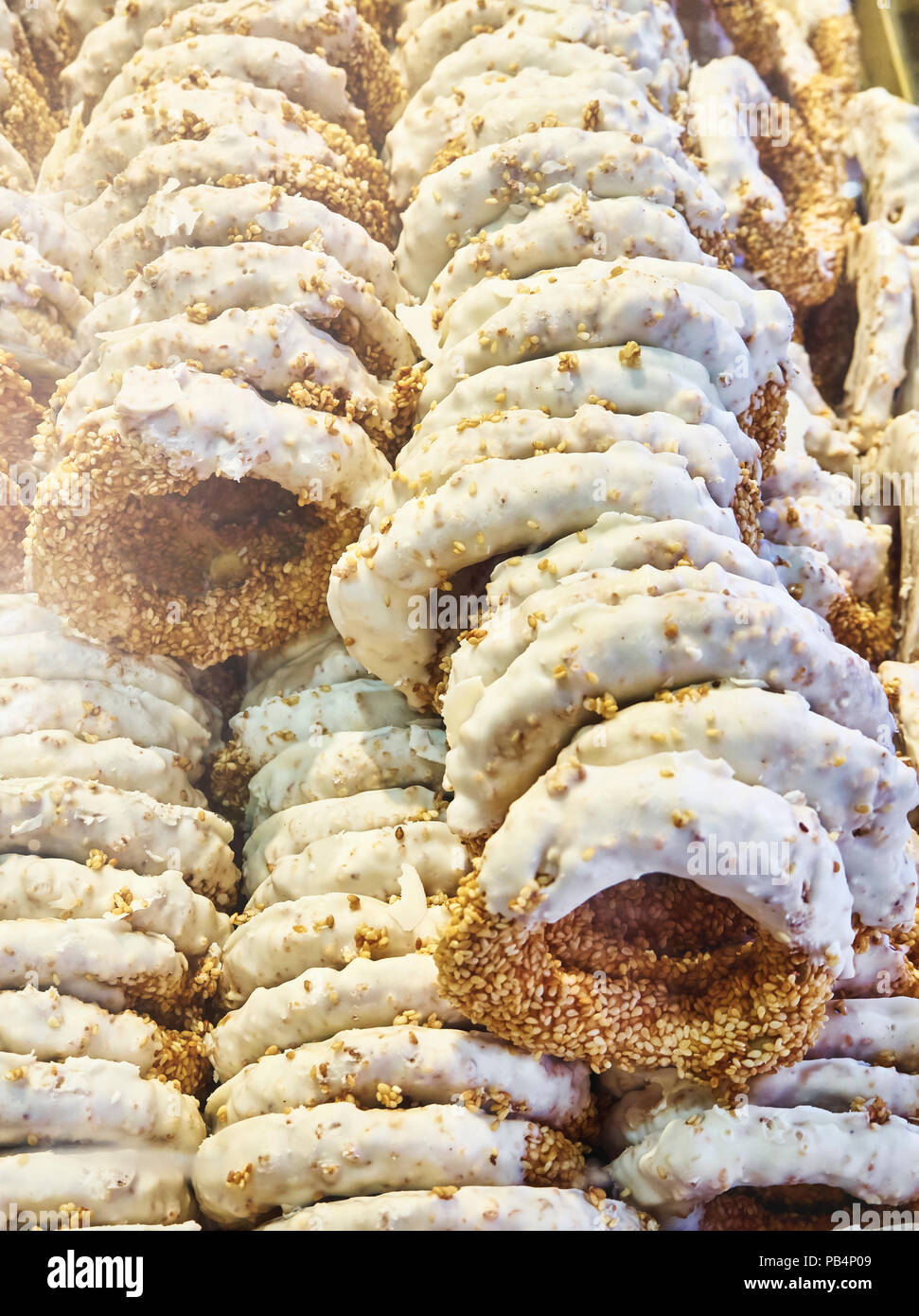 Koulouri verglast, griechischen Stil sesam Brot Ringe, typisch griechischen süß. Stockfoto