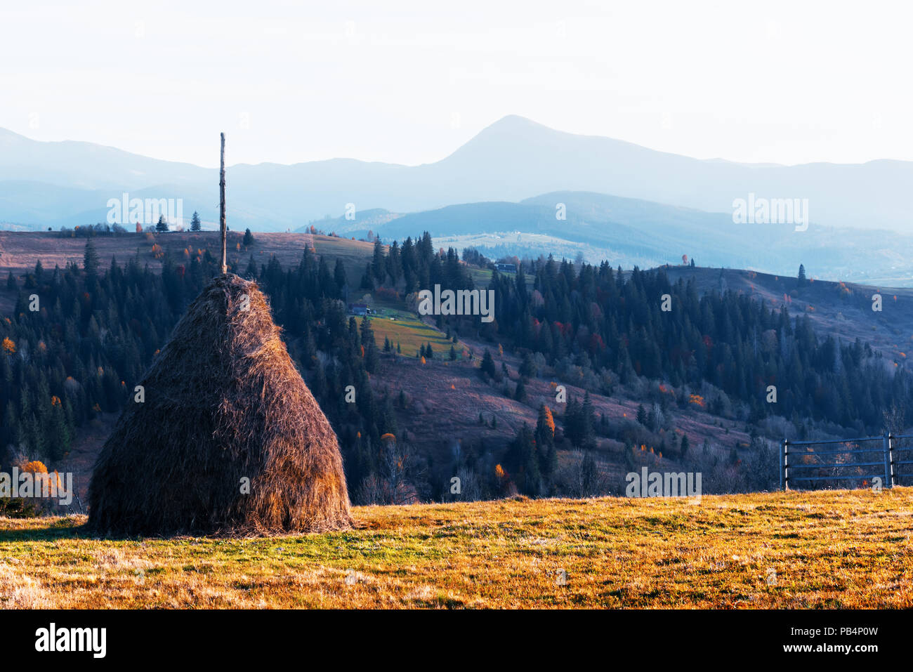 Fantastische ländliche Szene auf Herbst Tal Stockfoto