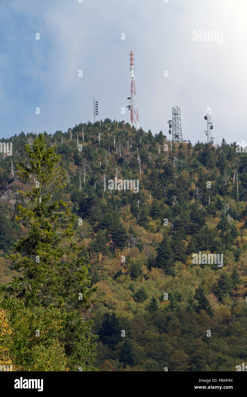 MOUNT MITCHELL; NC; USA - September 22, 2017: Communication towers auf Mount Mitchell, NC, der höchste Gipfel der Appalachian Berge Stockfoto