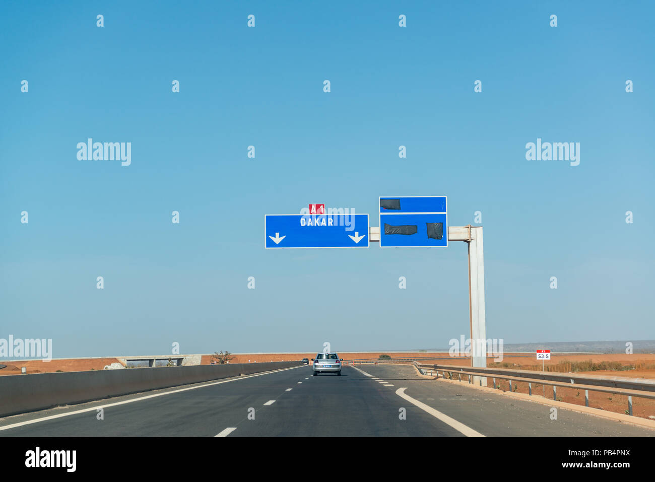 Die N1 zwischen Rufisque und Dakar im Senegal, Westafrika Stockfoto