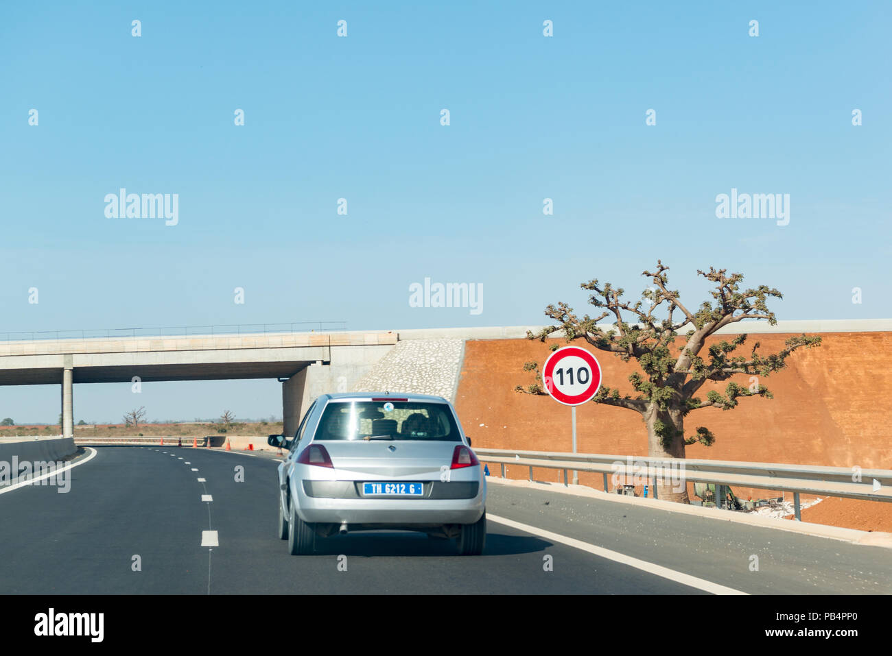 Die N1 zwischen Rufisque und Dakar im Senegal, Westafrika Stockfoto