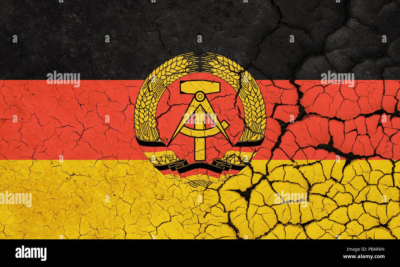 Eine gerissene und fragilen Flagge der Deutschen Demokratischen Republik Stockfoto