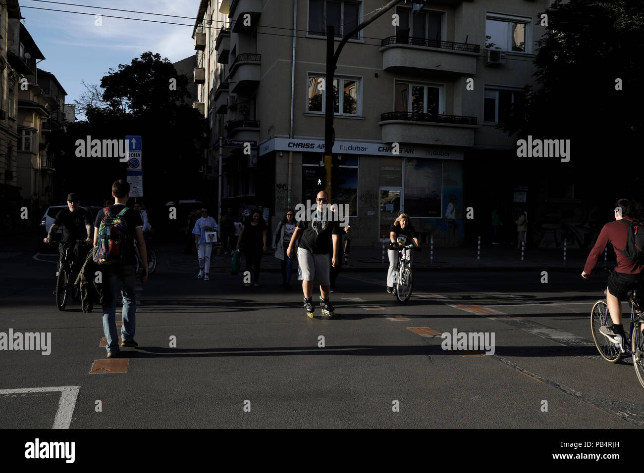 Die Menschen führen einen Zebrastreifen in Sofia, Bulgarien Stockfoto