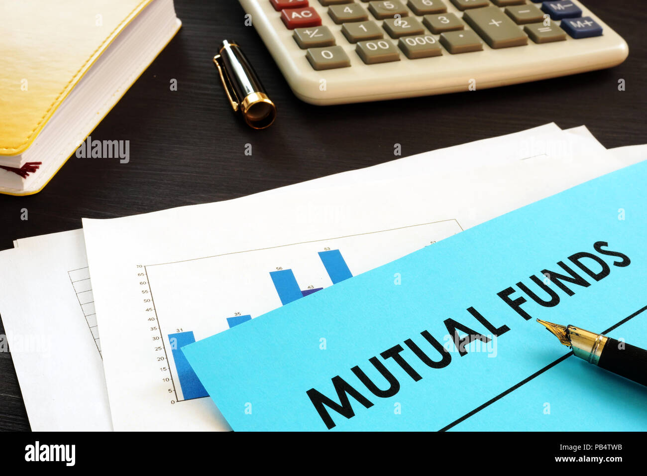 Finanzielle Dokumente über Investmentfonds auf einen Schreibtisch. Stockfoto