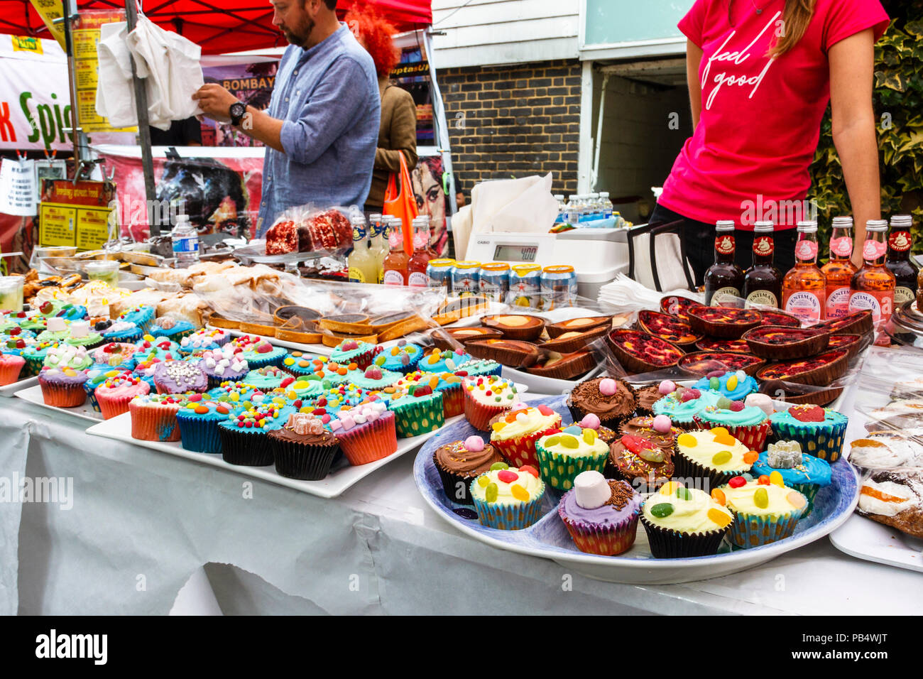 Eine Torte stand beim "Fair auf dem Platz", ein jährliches Festival im Teich Square und South Grove, Highgate, London, UK Stockfoto