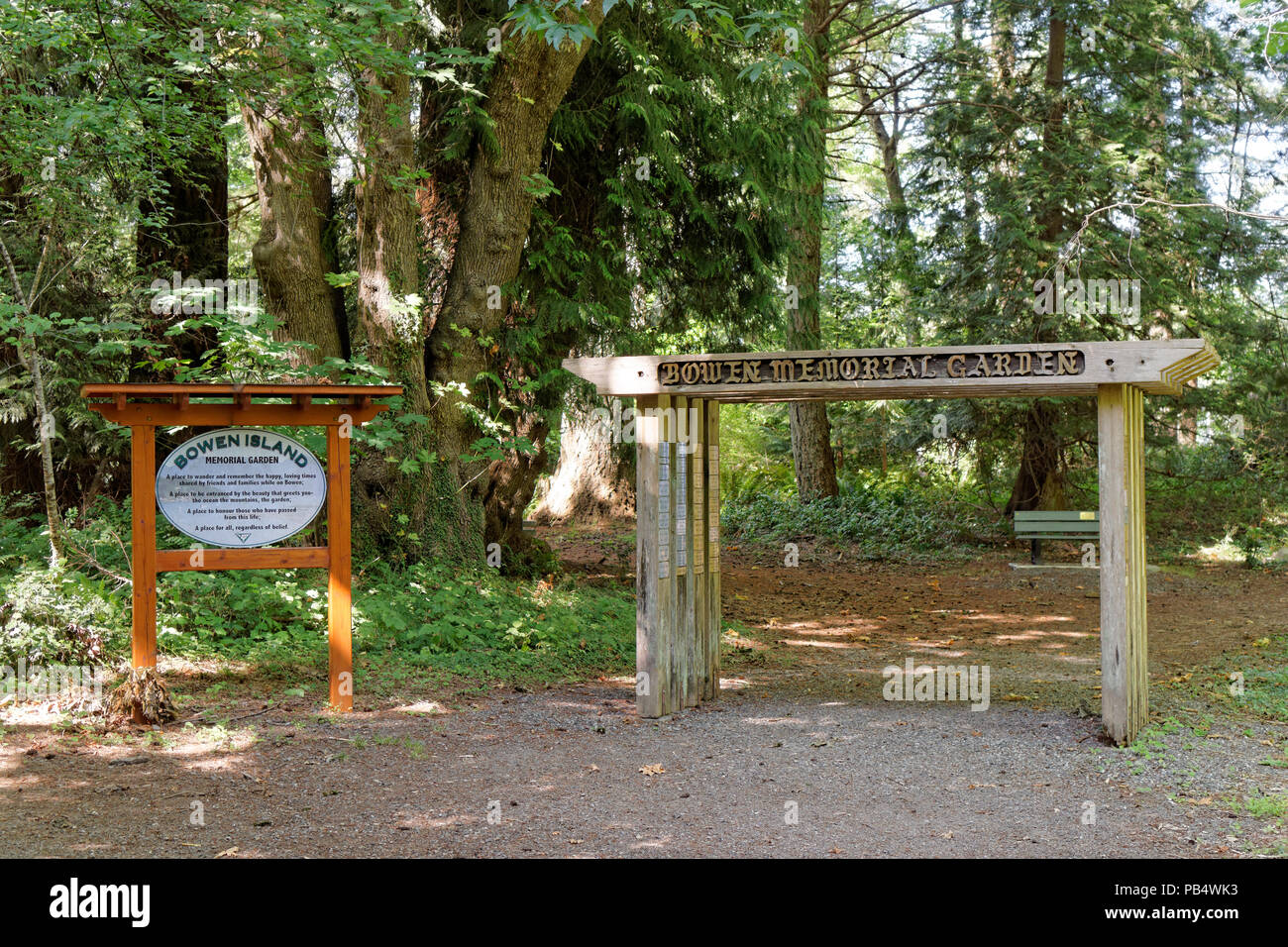 Eingang zur Bowen Memorial Garden auf Bowen Island in der Nähe von Vancouver, British Columbia, Kanada Stockfoto Eingang zur Bowen Memorial Garden auf Bowen Island in der Nähe von Vancouver, British Columbia, Kanada Stockfoto