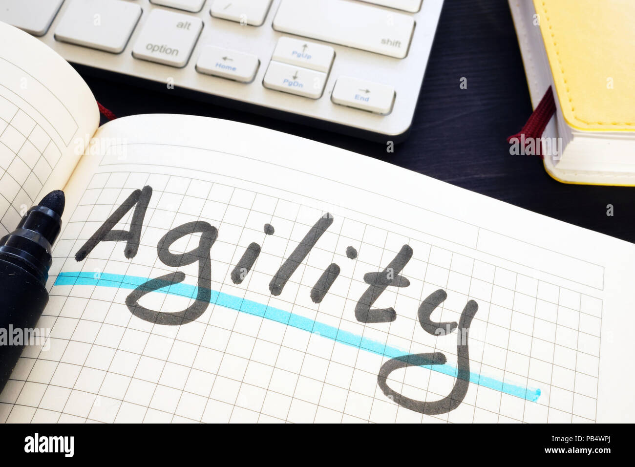 Die Flexibilität von Hand in eine Notiz geschrieben. Stockfoto