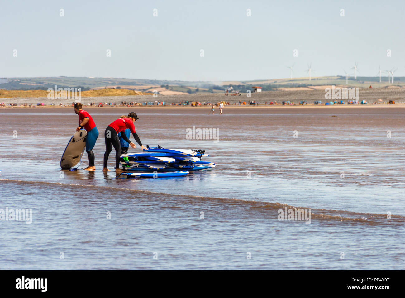 Surfen Ausbilder und Boards am Strand von Westward Ho!, Devon, Großbritannien Stockfoto