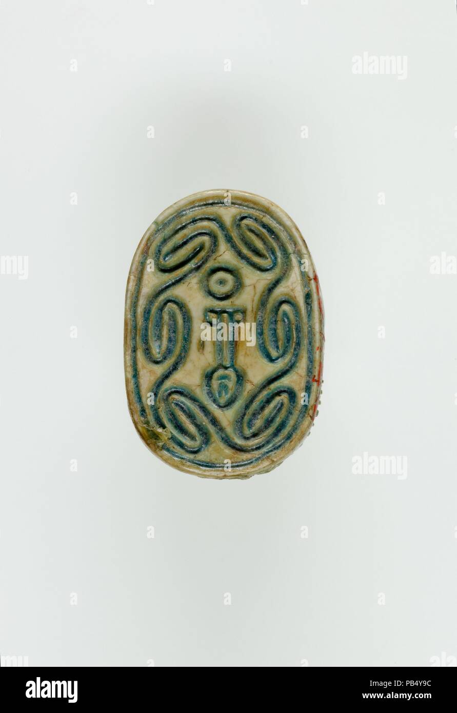 Skarabäus. Abmessungen: L 1,2 × 1,7 × W. H. 0,7 cm (11/16 x 1/2 x 1/4 in.). Dynastie: Dynasty13 oder höher. Datum: Ca. 1802-1640 v. Chr.. Dieser skarabäus ist mit zwei Hieroglyphen (Schreibung 'nefer Ra' oder 'ra nefer") durch einen späten Mittleren Reich version Eines blättern Design umgeben eingeschnitten. Museum: Metropolitan Museum of Art, New York, USA. Stockfoto