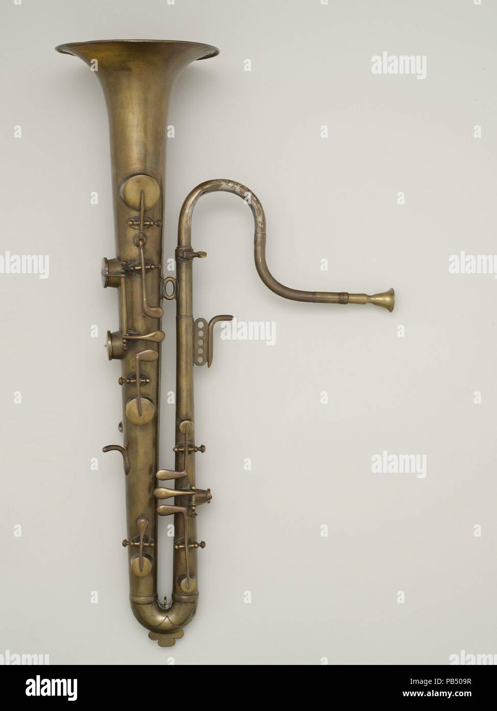 Sopran ophicleide im B-Flat. Kultur: Französisch. Abmessungen: 25 13/16 11/16 × 6 × 11 cm. (65,2 × 17,3 × 29,2 cm). Schöpfer: Adolphe (Antoine Joseph) Sax (Belgische, Dinant, Belgien 1814-1894 Paris). Datum: Mitte des 19. Jahrhunderts. Die ophicleide ist ein low Brass instrument, die in Bands und Orchester während des neunzehnten Jahrhunderts verwendet wurde. Es wurde von der Tuba ersetzt. Bei der Suche nach einem lauten, niedrige Holzblasinstrument, Adolphe Sax mit einem Bass klarinette Mundstück auf einem ophicleide experimentiert zu erstellen. Diese Idee brachte die erste Saxophon. Museum: Metropolitan Museum of Art, New York, USA. Stockfoto