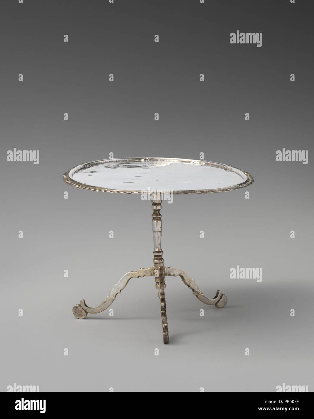 Miniatur tilt-top-Tabelle. Kultur: Niederländisch, Amsterdam. Abmessungen: 3 11/16 x 4 3/4 in. (9,4 × 12,1 cm). Datum: 18. Museum: Metropolitan Museum of Art, New York, USA. Stockfoto