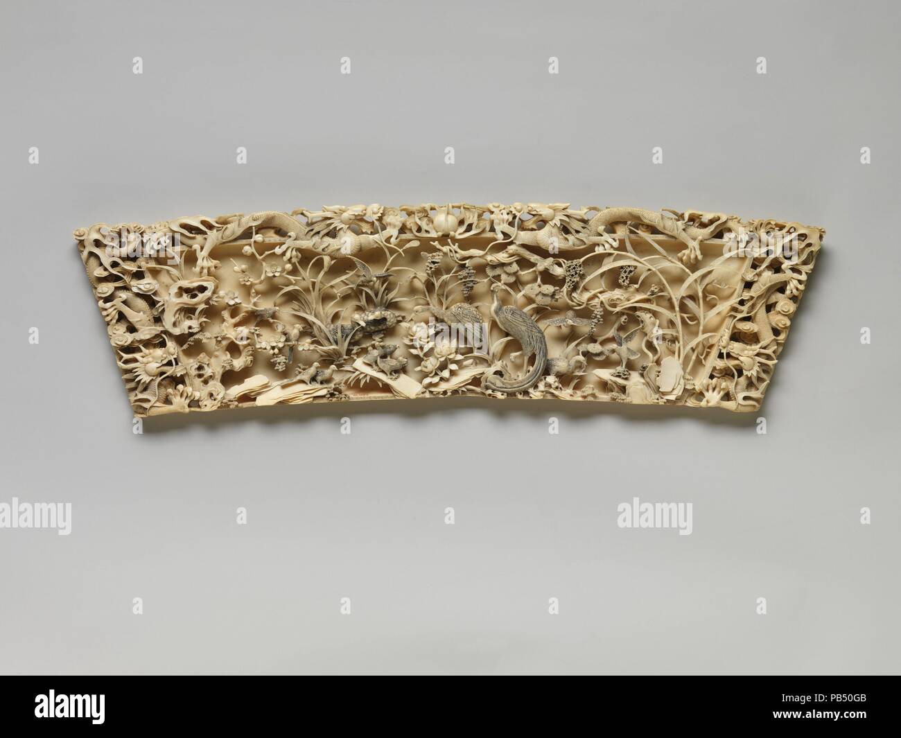 Plakette mit Drachen, Fasanen, Wachteln und andere Vögel inmitten von Bambus und Pflaume. Kultur: China. Abmessungen: H. 6 1/8 in. (15,6 cm); W. 21 1/2 in. (54,6 cm); D. 7/8 in. (2.2 cm). Datum: Ende des 19. Jahrhunderts. Dieses große zweiseitige Plakette stellt die Fähigkeit von Elfenbein Carver im achtzehnten Jahrhundert. Vier mächtige Drachen kriechen entlang der Kanten und eine Vielzahl von Pflanzen, Blumen und Vögel (einschließlich Fasane und Wachteln) sind wunderschön auf einer Seite geschnitzt. Die Tiefe der Carving - die Blumen und Vögel fast sind dreidimensionale - ist typisch für das 18. Jahrhundert, wie die Verwendung von Farbe zu enha Stockfoto