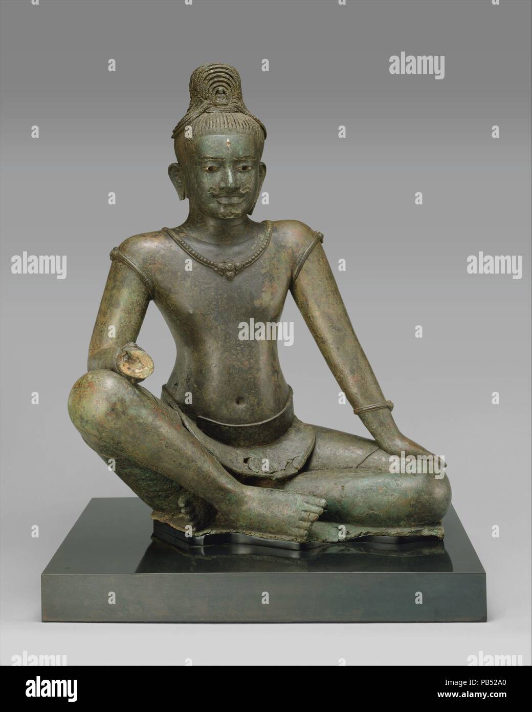 Der Bodhisattva Avalokiteshvara sitzt in der Königlichen erleichtern. Kultur: Kambodscha. Abmessungen: H 22 cm. (57,8 cm); W. 18. (45,7 cm); D.12. (30,5 cm). Datum: Ende 10./Anfang 11. Jahrhundert. Die Buddhistischen Verkörperung des unendlichen Mitgefühls, der Bodhisattva Avalokiteshvara, ist selten in der rajalilasana sitzenden Haltung mehr mit Linealen und hinduistische Götter verbunden dargestellt. Monumentale Metall Skulptur stellt den Höhepunkt der Roten Khmer künstlerischer Produktion, und dieses Bild ist einer der wenigen großen Bilder aus längst vergangene angkorianische Zeitraum intakt zu erhalten. In Khmer Royal - kultpraxis, einem engen identificati Stockfoto
