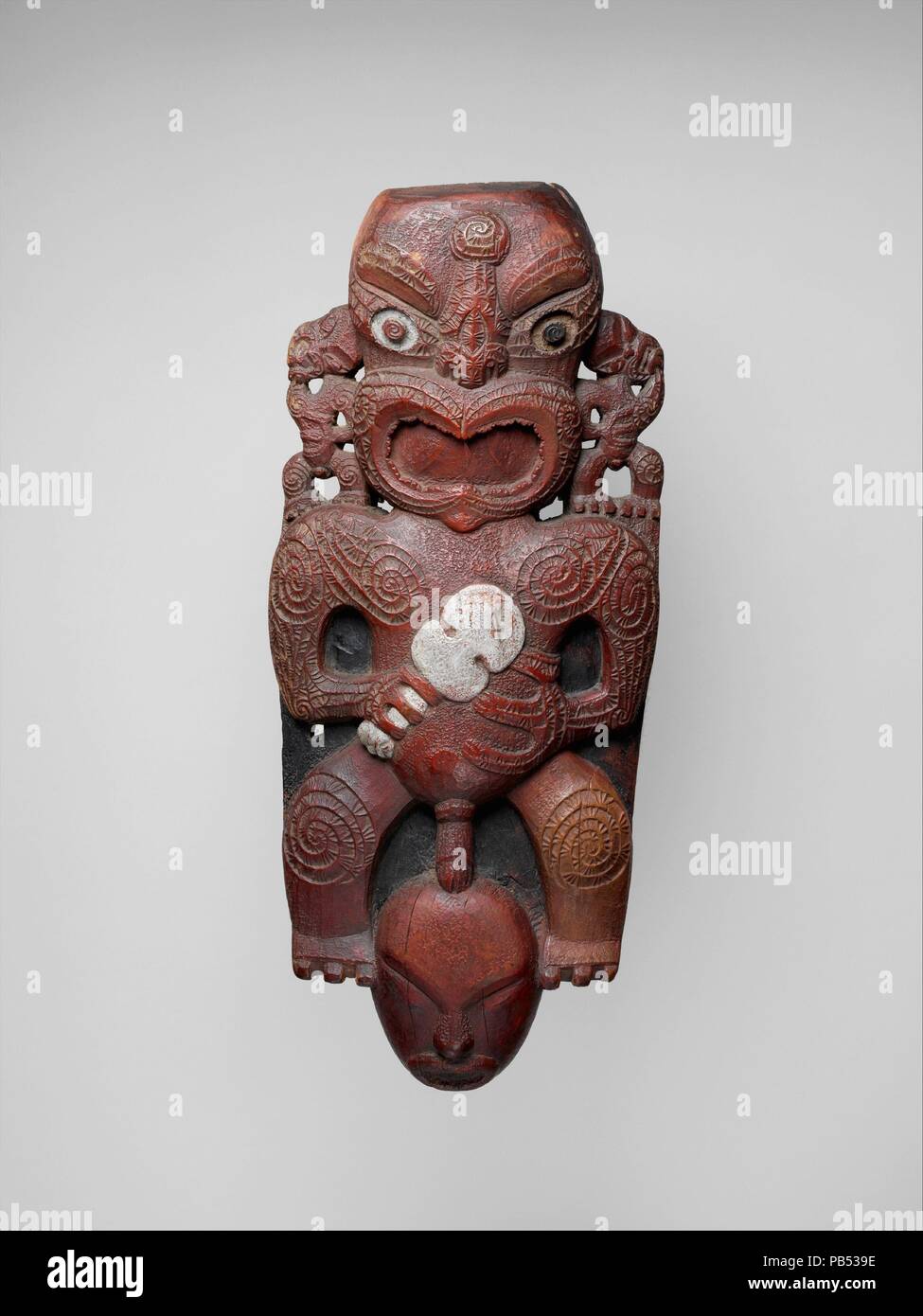 Giebel Abbildung (Tekoteko). Kultur: Maori, Te Arawa. Abmessungen: H 26 x W 11 1/4 x 3 1/4 in. (66 x 28.6 x 8.3 cm). Datum: 1820. Museum: Metropolitan Museum of Art, New York, USA. Stockfoto