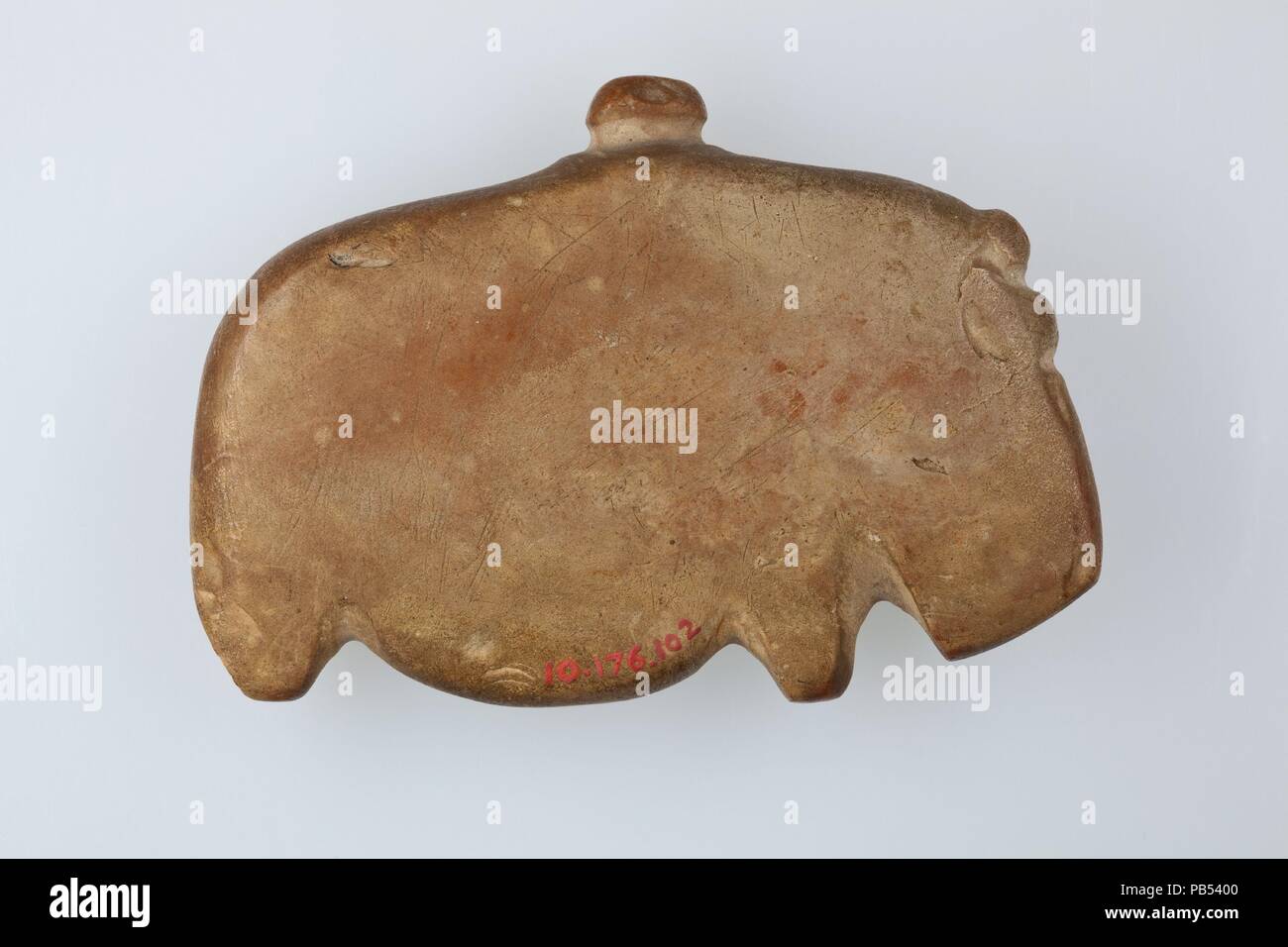 Figurine eines Hippo für die Aussetzung. Abmessungen: L: 8,2 cm (3 1/4 in.); H: 5,7 cm (2 3/16 in.); W: 1.7Cm (11/16 in.). Datum: Ca. 3650-3100 v. Chr.. Museum: Metropolitan Museum of Art, New York, USA. Stockfoto