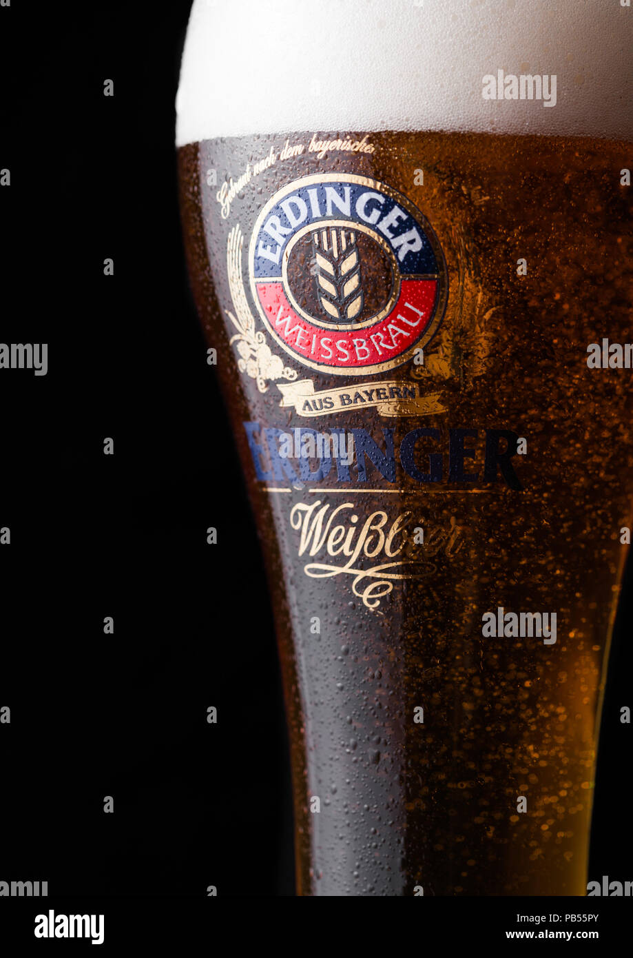 LONDON, Großbritannien - 28 Juli, 2018: Original Glas Erdinger Bier auf  Holzfass auf Schwarz. Erdinger ist das Produkt der weltweit größten Weizen  Bier Stockfotografie - Alamy