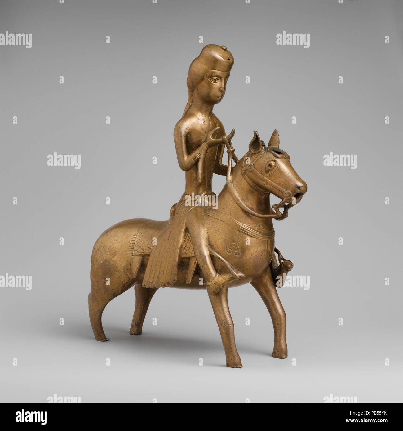 Aquamanile in Form von Falconer zu Pferd. Kultur: Deutsch Deutsch. Abmessungen: Insgesamt: 13 11/16 x 11 1/4 x 4 3/4 in. (34,7 x 28,5 x 12 cm), 8.554 lb. (3880 g) Dicke PD: 1/10 -7/50 in. (0,25-0,35 cm). Datum: 13. Abgeleitet aus dem lateinischen Wort für Wasser (Aqua) und Hand (MANUS), ein aquamanile (Plural: aquamanilia) ist eine Tier- oder menschlichen-förmige Wasser Schiff in der Hand waschen, ein wesentlicher Bestandteil der religiösen und säkularen Ritualen im Mittelalter. Aquamanilia waren die ersten cast Schiffe des mittelalterlichen Europa. In der Regel Kupfer Legierung durch die lostwax Prozess (cire perdu Cast Stockfoto