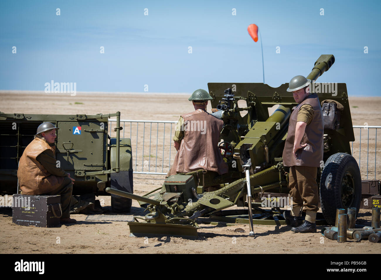 Anti-aircraft Flak Cannon wird vorbereitet und von Britischen Soldaten, die an der Southport 2018 Airshow gefeuert Stockfoto