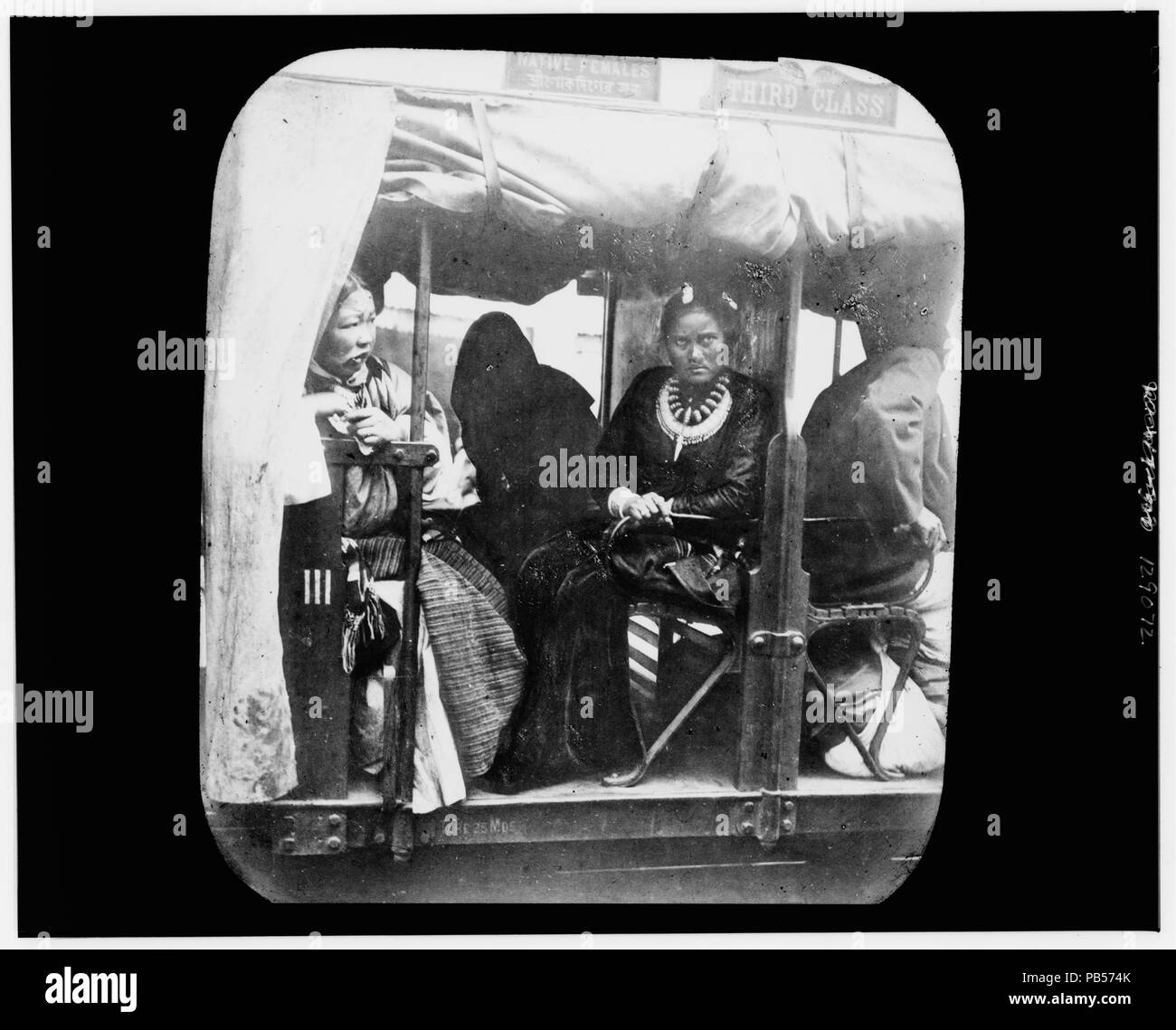 801 indische Frauen in der Bahn Wagen unter Schildern mit der Aufschrift "Native Frauen" und "dritte Klasse" LCCN 2004707659 Stockfoto