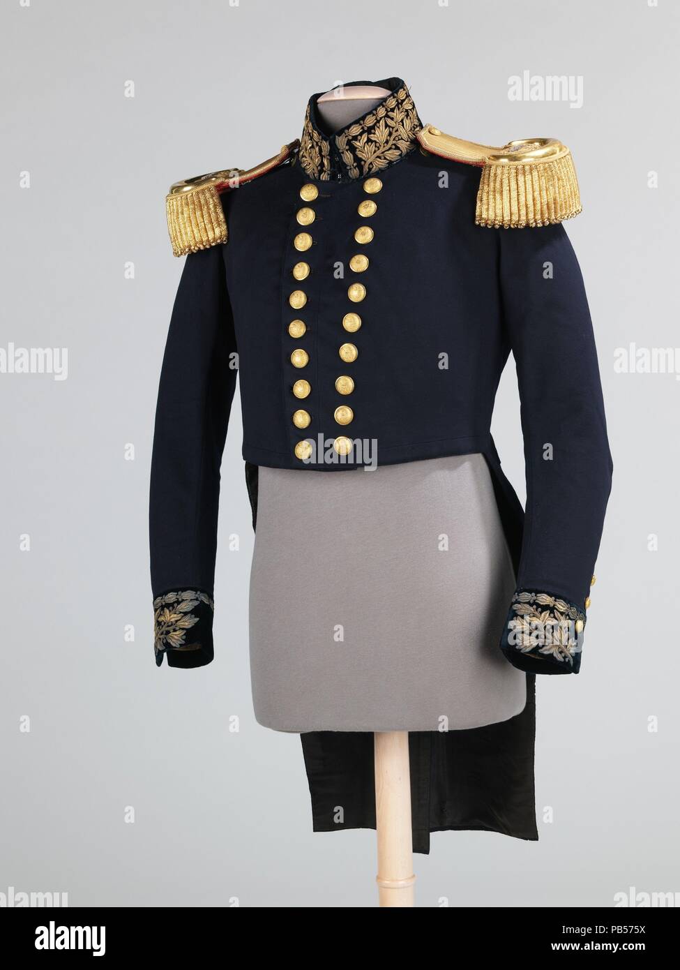 Militärische Jacke. Kultur: Britische. Hersteller: C.Webb (Britisch). Datum: Ca. 1862. Die Initialen auf den Schulterklappen der Naval Jacke stehen für ärztliche Betreuung. Der Titel wurde 1872 mit M.D. ersetzt (Medizinische Fakultät). Die Länge auf den Schulterklappen unterscheidet Rang, in diesem Fall die 2,5-Zoll Länge zeigt den Rang eines Assistant Chirurg. Dieser Stil der Mantel wurde im Jahr 1832 eingeführt und die gleiche Form und Materialien in der Bürgerkrieg erhalten. Es war getragen von Leonard C. McPhail in etwa 1862. Museum: Metropolitan Museum of Art, New York, USA. Stockfoto