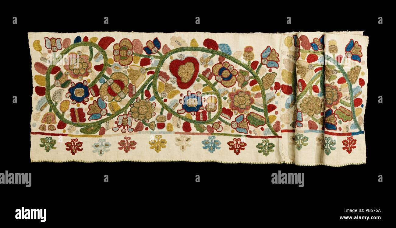 Fragment aus einem T-Shirt. Kultur: Ukrainisch. Abmessungen: 13 1/2 x 52 in. (34,3 x 132,1 cm). Datum: 4. Quartal 18. Dieses Objekt wird aus der Sammlung von Natalia de Shabelsky (1841-1905), eine russische Adlige gezwungen, zu bewahren, was Sie als The vanishing Volkskunst und Traditionen ihrer Heimat wahrgenommen. Ausgedehnten Reisen in ganz Russland, sammelte sie viele gute Beispiele für textile Kunst der wohlhabenden Bauernstandes. Von 1870 bis 1902 nach Frankreich ziehen, Shabelsky eine große Sammlung von Aufwändig bestickte Hand angesammelt - gewebt, Heimtextilien und opulenten fest Stockfoto