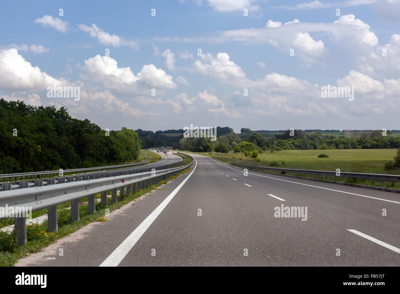 Fast emty Asphalt Autobahn mit blauen Himmel cloudys für den Hintergrund. Gebührenpflichtige Straßen Bau Stockfoto