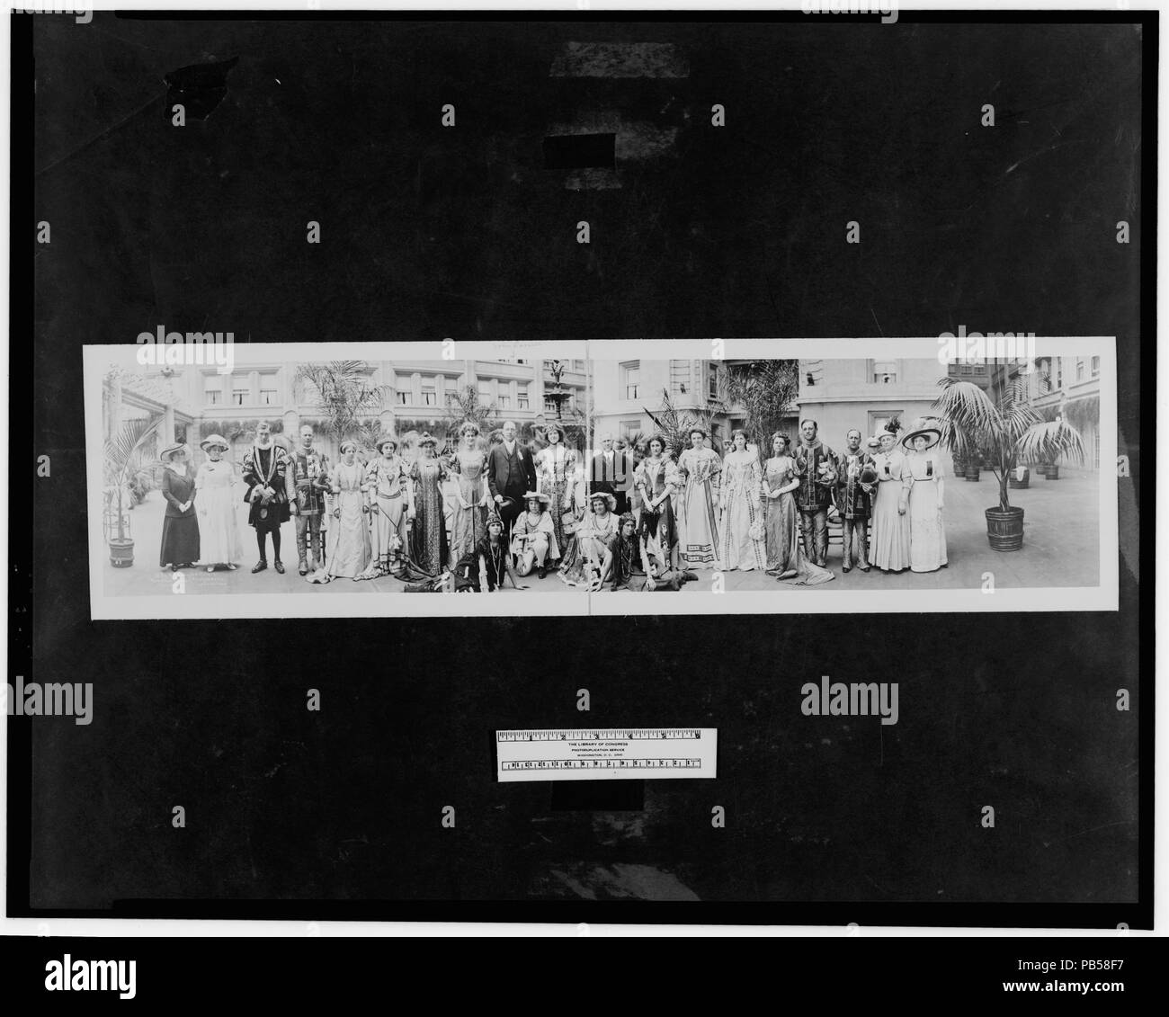 1789 identifizierte Gruppe im Kostüm mit John Barrett, Generaldirektor der Pan American Union LCCN 2007661902 Stockfoto