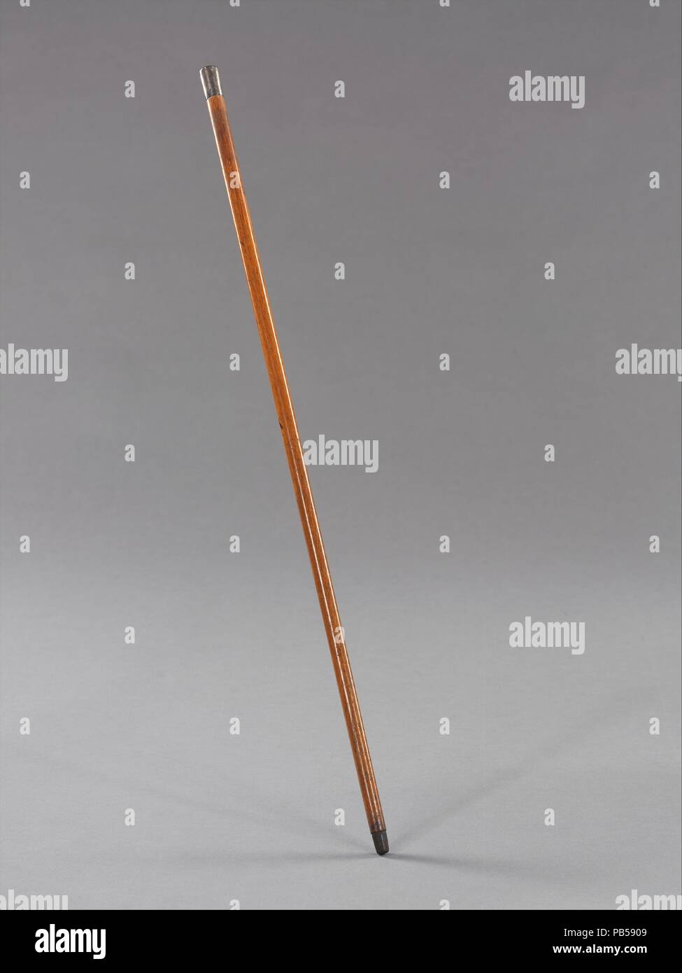 Zuckerrohr. Kultur: American. Datum: Ca. 1883. Die Fertigstellung der Brooklyn Bridge im Jahr 1883 war einer der wichtigsten kulturellen und technischen Wahrzeichen von New York Geschichte. Die Veranstaltung wurde gefeiert mit viel Tamtam, einschließlich des Verkaufs von verschiedene Souvenirs und Erinnerungsstücke. Das Holz für das Walking Stick verwendet wird gesagt, von der Brooklyn Bridge zu haben. Der Stock wurde das Brooklyn Museum aus einem Altersheim gespendet, ohne spezifische Geschichte, seine Geschichte speichern Sie die eingeschrieben Name und die Anekdote über den Wald. Trotz dieser Mangel an Dokumentation, die Vereinigung mit diesem historischen Ereignis, ob Stockfoto