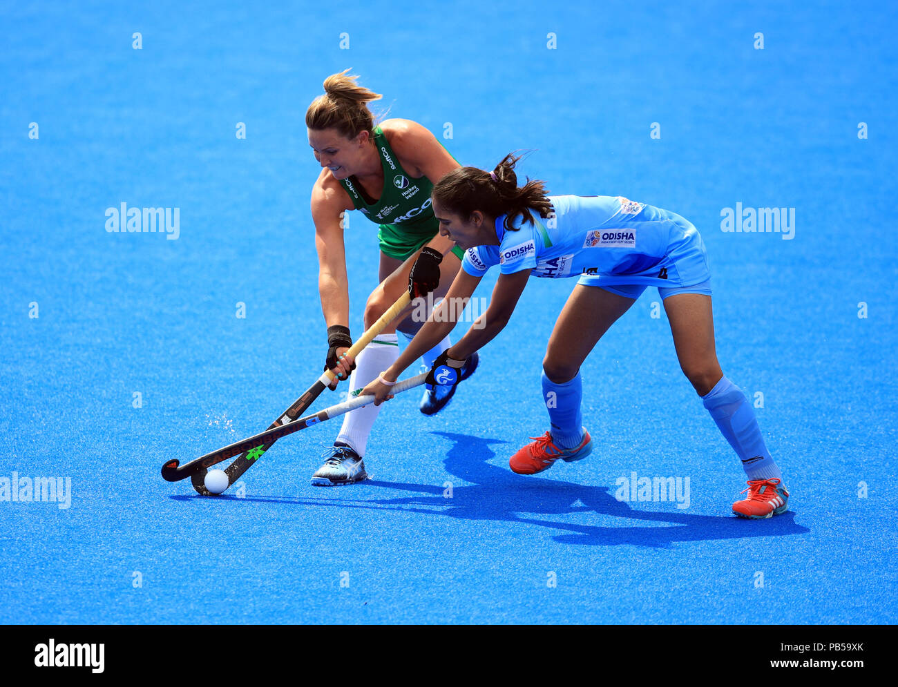 Indiens Monika und Irlands Nicola Evans während der Vitalität Frauen Hockey World Cup match Am Lee Valley Hockey und Tennis Centre, London. PRESS ASSOCIATION Foto, Bild Datum: Donnerstag, 26. Juli 2018. Photo Credit: Adam Davy/PA-Kabel. Stockfoto