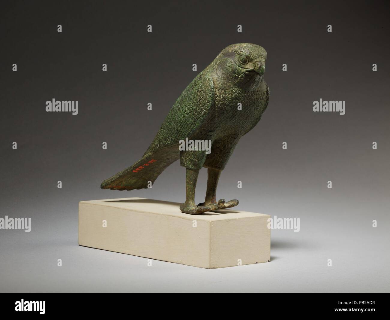 Falcon. Abmessungen: H 8,9 cm (3 1/2 in.); W. 5cm (1 15/16 in.); L.12 cm (4 3/4 in.). Datum: 664-30 v. Chr.. Die Falcon steht mit seiner Flügel zurück gekehrt. Die Abbildung hat schön Gesichtsbehandlung Markierungen und kurze und lange Federn über den ganzen Körper erzeugt. Die Rute reicht zurück hinter dem Vogel in einem einzigen langen, sauberen Linie. Die Falcon könnte ein eigenständiges Angebot sein, aber es ist sehr wahrscheinlich, dass es einmal auf eine Mumie, die eine Falcon Mumie untergebracht hätte, stand. Wie falcon Mumie Boxen oder Sarkophage, wäre für die Deponierung in der nekropolen angeboten haben, nicht nur in Bezug auf den Kult des Stockfoto