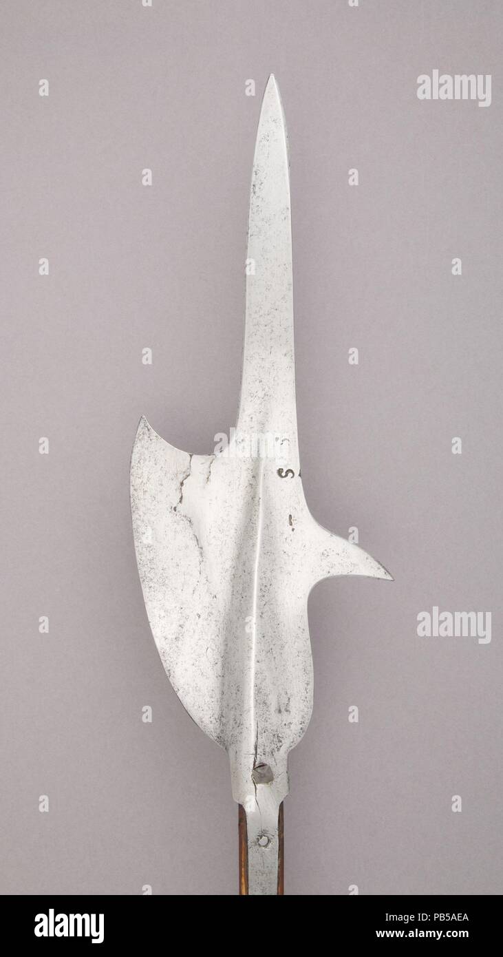 Hellebarde. Kultur: Deutsch. Abmessungen: L 84 cm. (214.5 cm); L. von Kopf 18. (45,7 cm); W. 6 3/4 in. (17,1 cm); Wt. 4 lbs 11,6 oz. (2143.2 g). Datum: Ca. 1640. Museum: Metropolitan Museum of Art, New York, USA. Stockfoto