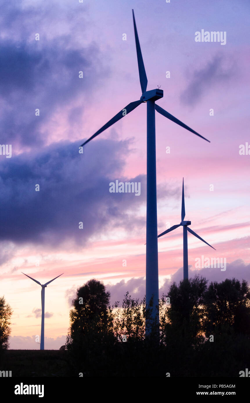 Windkraftanlagen vor blauem Himmel Stockfoto