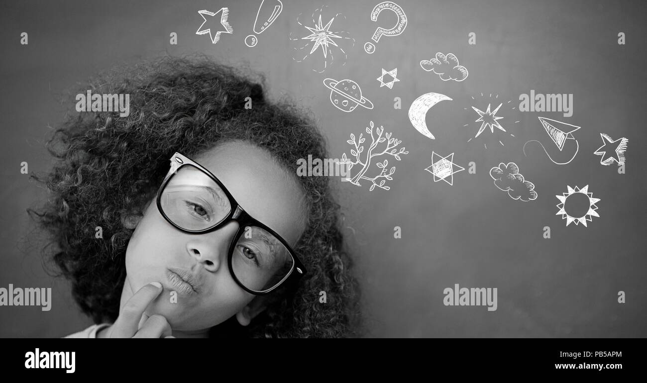 Schule Mädchen und Bildung zeichnen auf blackboard für Schule Stockfoto