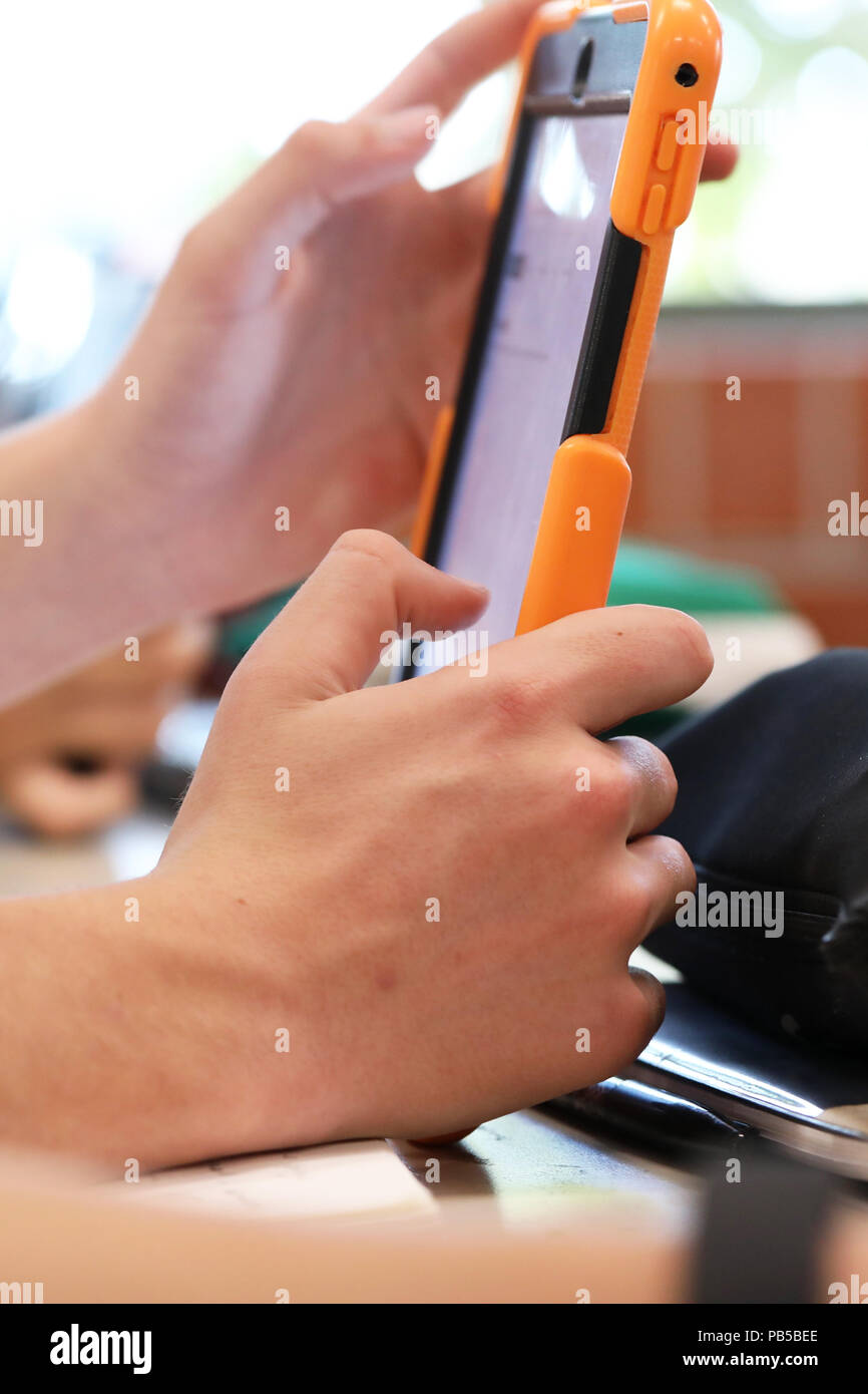 Schülerinnen und Schüler arbeiten mit einem ipad tablet style Electronic computer Gerät. moderne Pädagogik und Unterricht Lernen in Bildung pädagogische Stockfoto