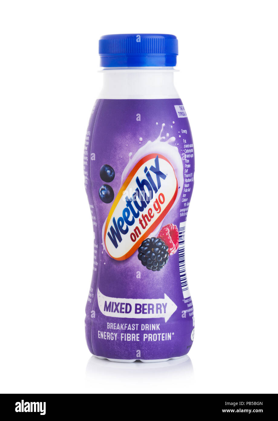 LONDON, Großbritannien - 29 Juli, 2018: Kunststoff Flasche Weetabix Frühstück trinken Energie Faser Protein mit gemischten Beeren Geschmack auf weißem Hintergrund. Stockfoto