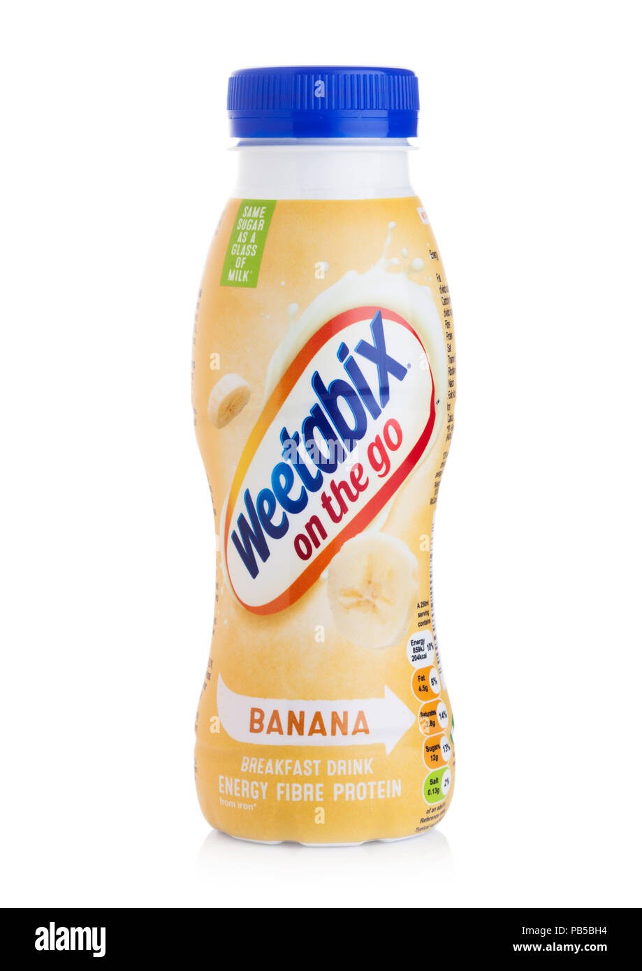 LONDON, Großbritannien - 29 Juli, 2018: Kunststoff Flasche Weetabix Frühstück trinken Energie Faser Protein mit Bananengeschmack auf weißem Hintergrund. Stockfoto