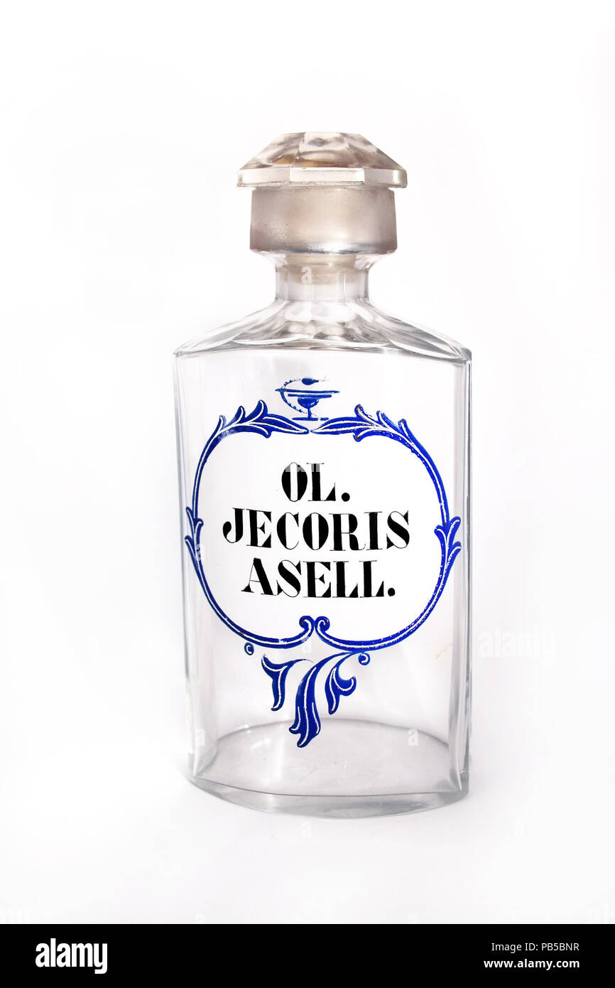 Pharmazeutische Glas Flasche mit der Bezeichnung chemische Verbindungen Ol Jecoris Asell mit einem weißen Hintergrund. Stockfoto
