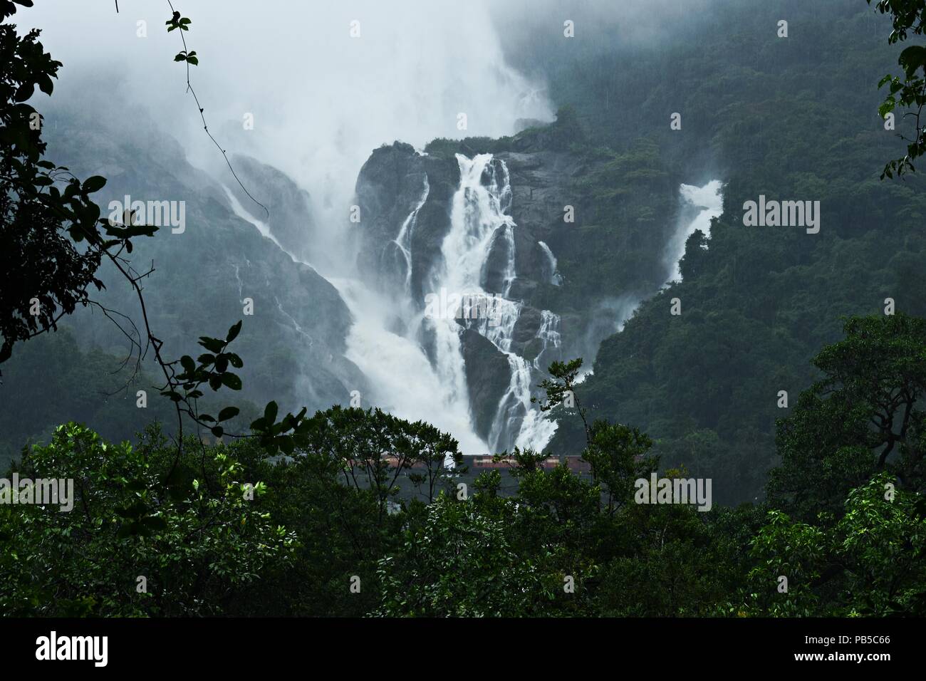 "Eine unglaubliche Aussicht auf dudhsagar Wasserfälle, Goa, Indien" - im Monsun. Stockfoto