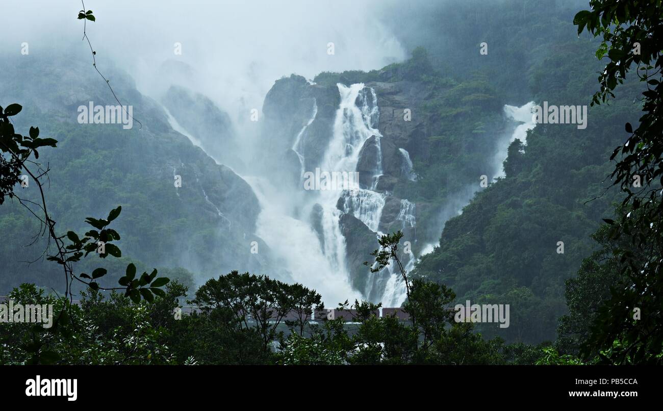 "Eine unglaubliche Aussicht auf dudhsagar Wasserfälle, Goa, Indien" - im Monsun. Stockfoto