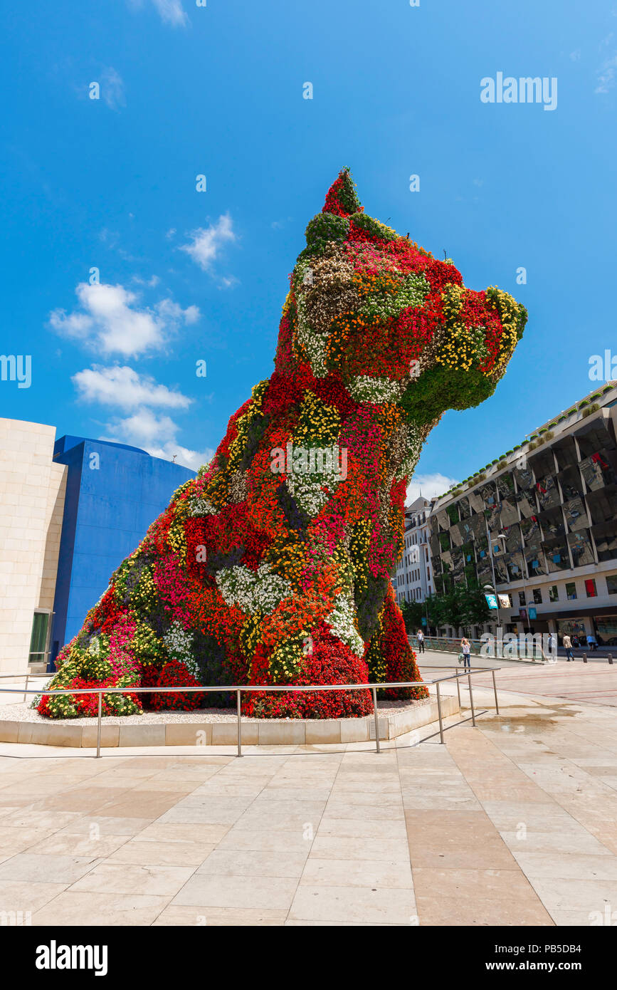 Bilbao Jeff Koons, Blick auf das riesige Jeff Koons Welpen aus echten Blumen gelegen außerhalb des Guggenheim Museum in Bilbao, Nordspanien Stockfoto