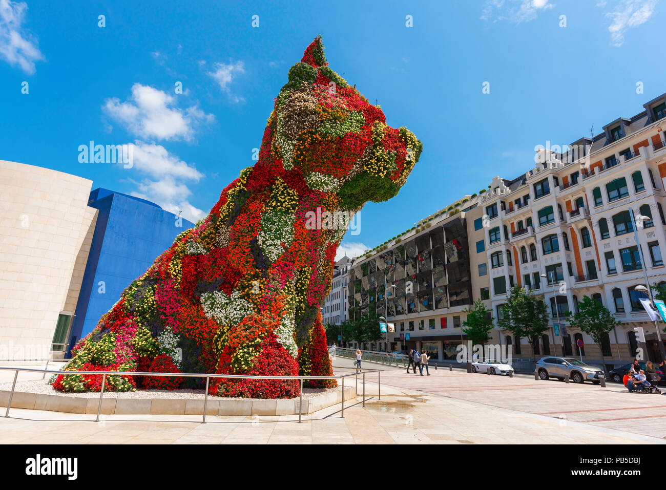 Bilbao Jeff Koons, Blick auf das riesige Jeff Koons Welpen aus echten Blumen gelegen außerhalb des Guggenheim Museum in Bilbao, Nordspanien Stockfoto