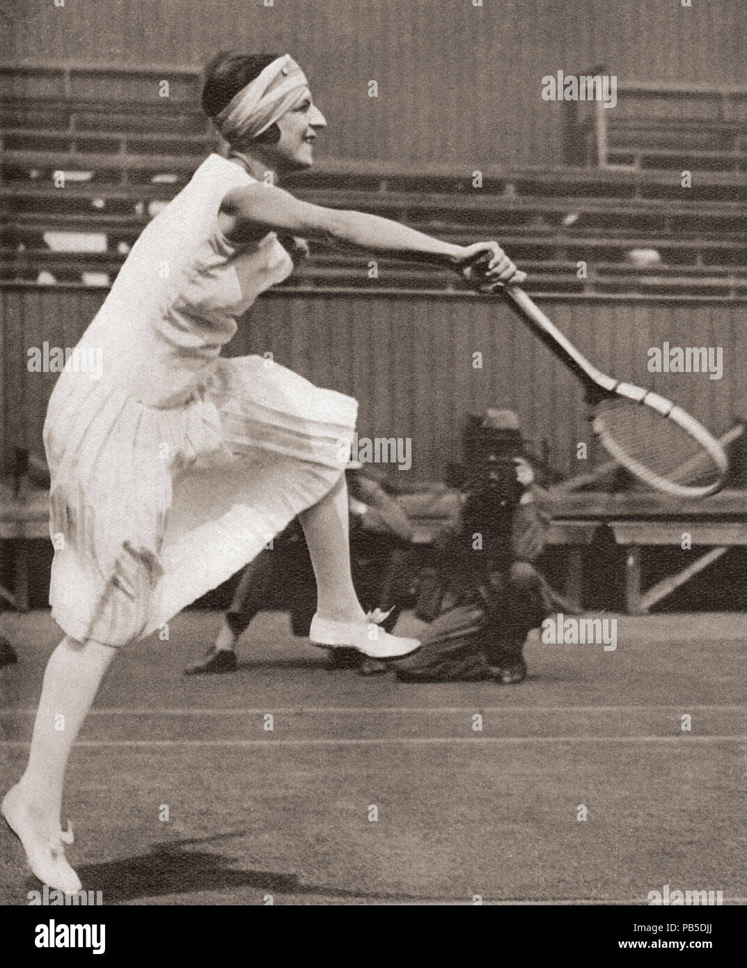 Suzanne Rachel Flore Lenglen, 1899 - 1938. Französischen Tennisspieler. Hier spielen in Wimbledon im Jahre 1919, als sie den Titel gewann. Von diesen enormen Jahre, veröffentlicht 1938. Stockfoto