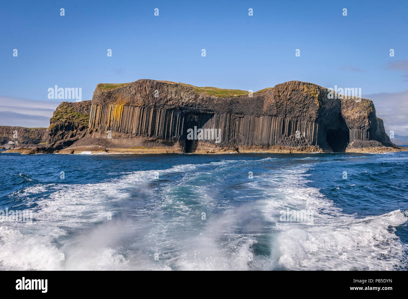 Die Insel Staffa und Fingals Höhle. Boot Höhle auf der linken Seite. Argyll in Schottland. Stockfoto