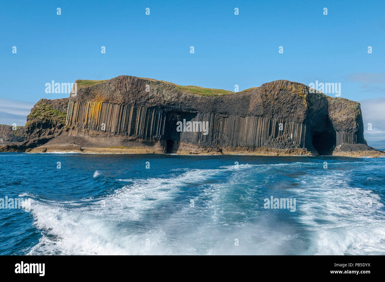 Die Insel Staffa und Fingals Höhle. Boot Höhle auf der linken Seite. Argyll in Schottland. Stockfoto